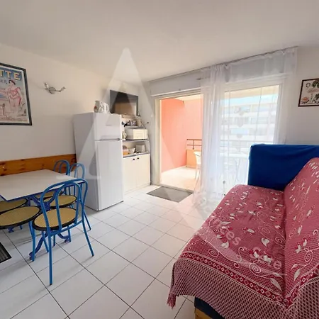 Terrasse Vue Piscine Et Apercu Pour 4 Personnes Avec Garage Sete
