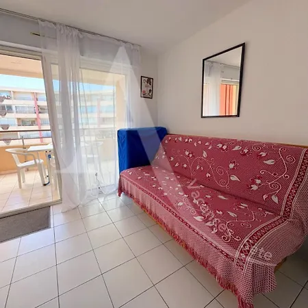 Terrasse Vue Piscine Et Apercu Pour 4 Personnes Avec Garage Sete